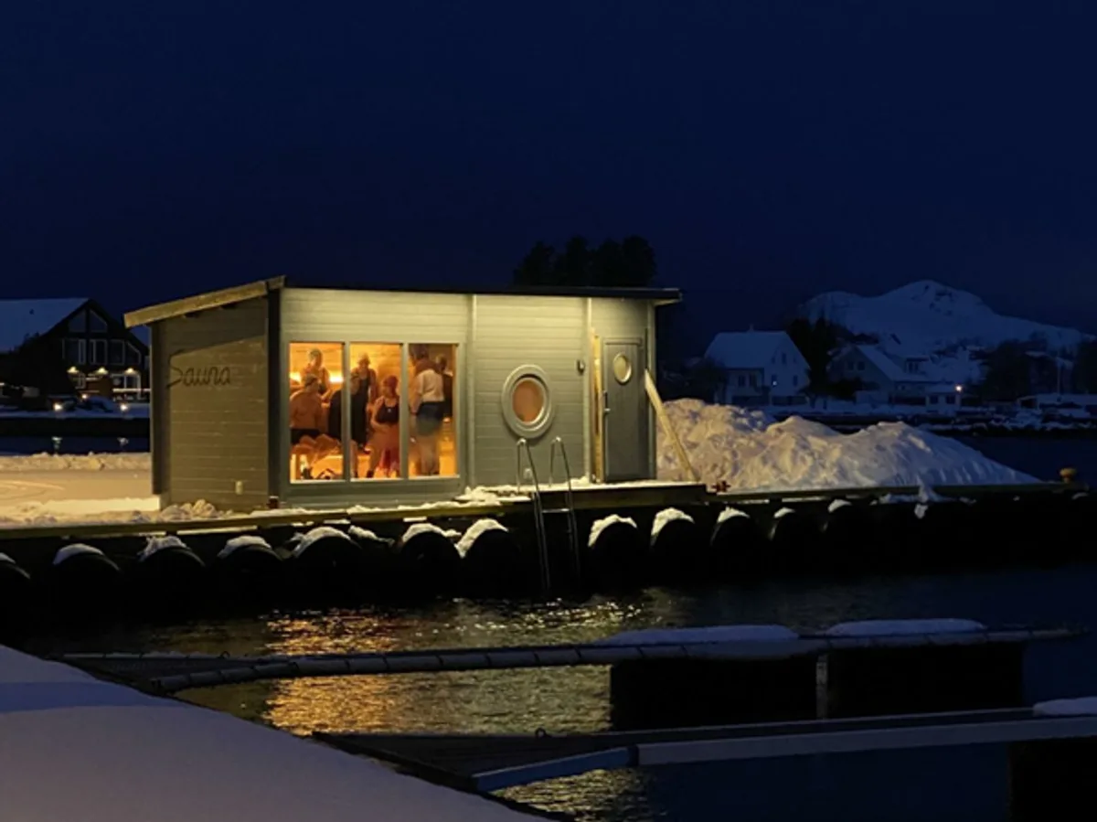 Badstue på brygga ved Utstein Kloster Hotell opplyst om kvelden, Mosterøy