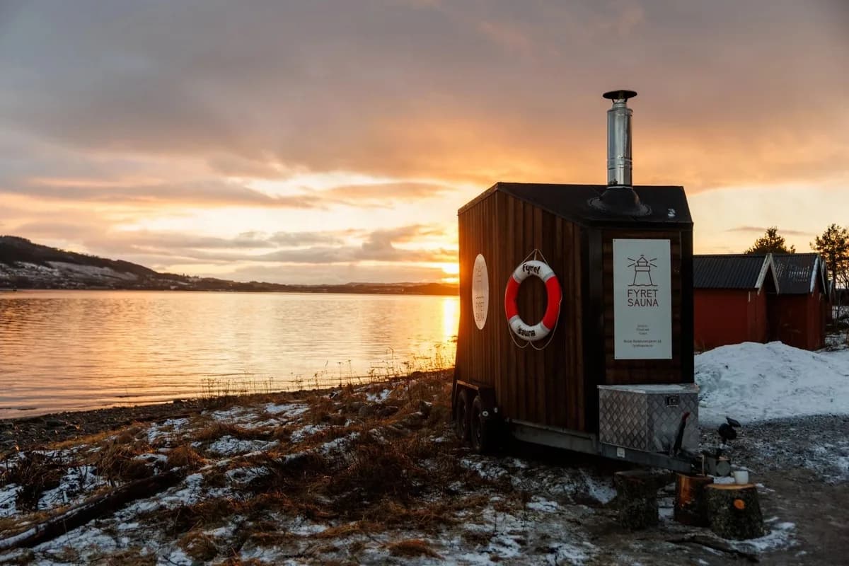 Fyret Sauna mobil badstu ved fjorden i Steinkjer i solnedgang