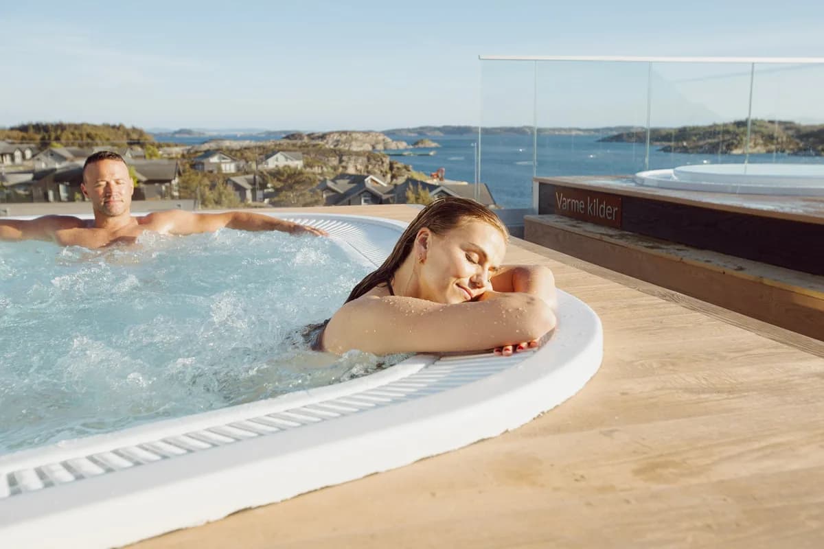 Boblebad på taket av Panorama Hotell & Resort i Steinsland med utsikt over fjorden
