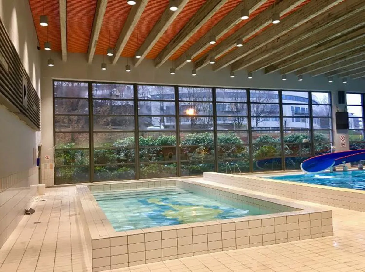Bassenget i symjehallen i Stord kulturhus, med badstue i tilknytning