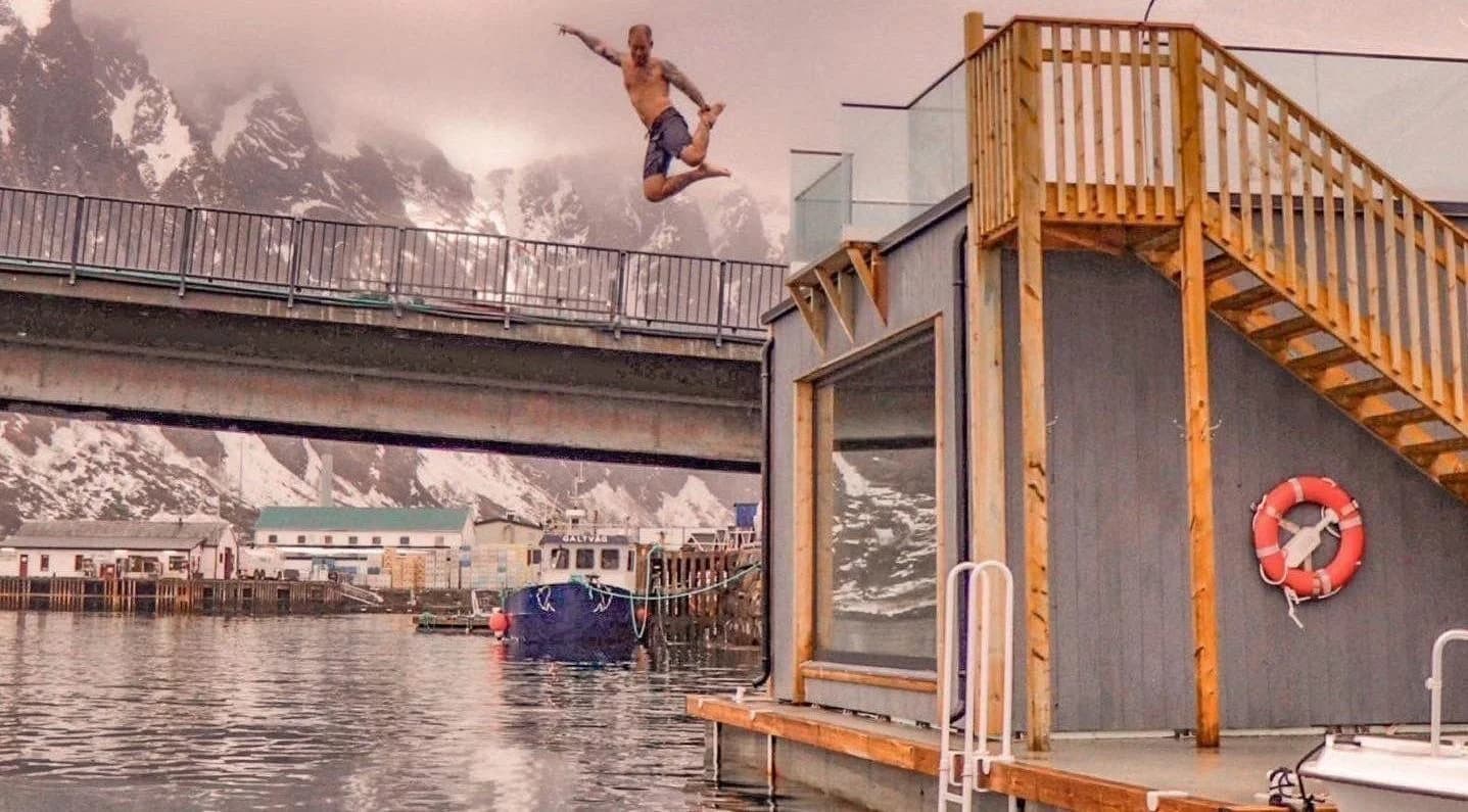 Lofoten Sauna i Svolvær havn – flytende badstu med utsikt mot Svolvær og Svolværgeita