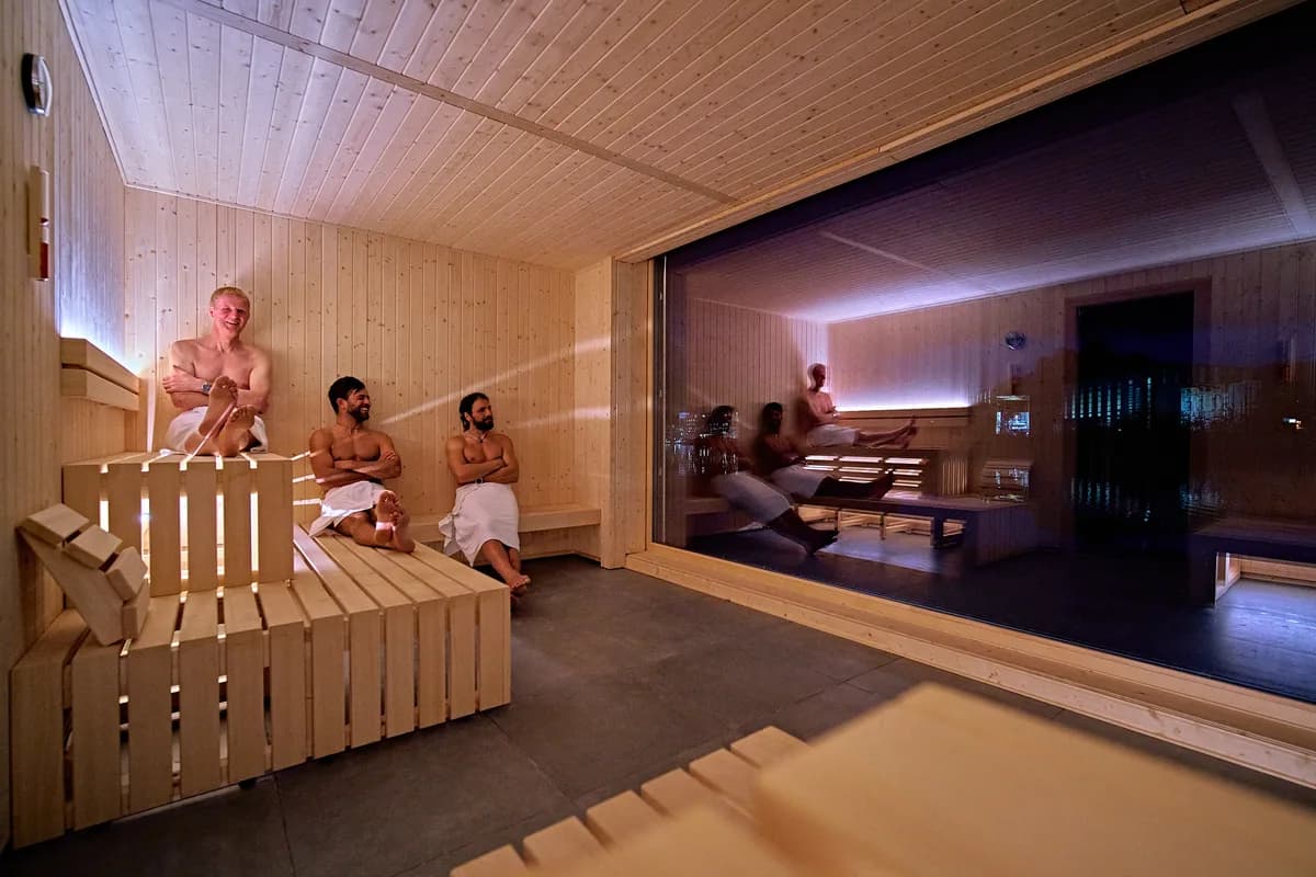 Lofoten Sauna interiør, Svolvær Interiør av Lofoten Sauna i Svolvær med gjester på trebenker