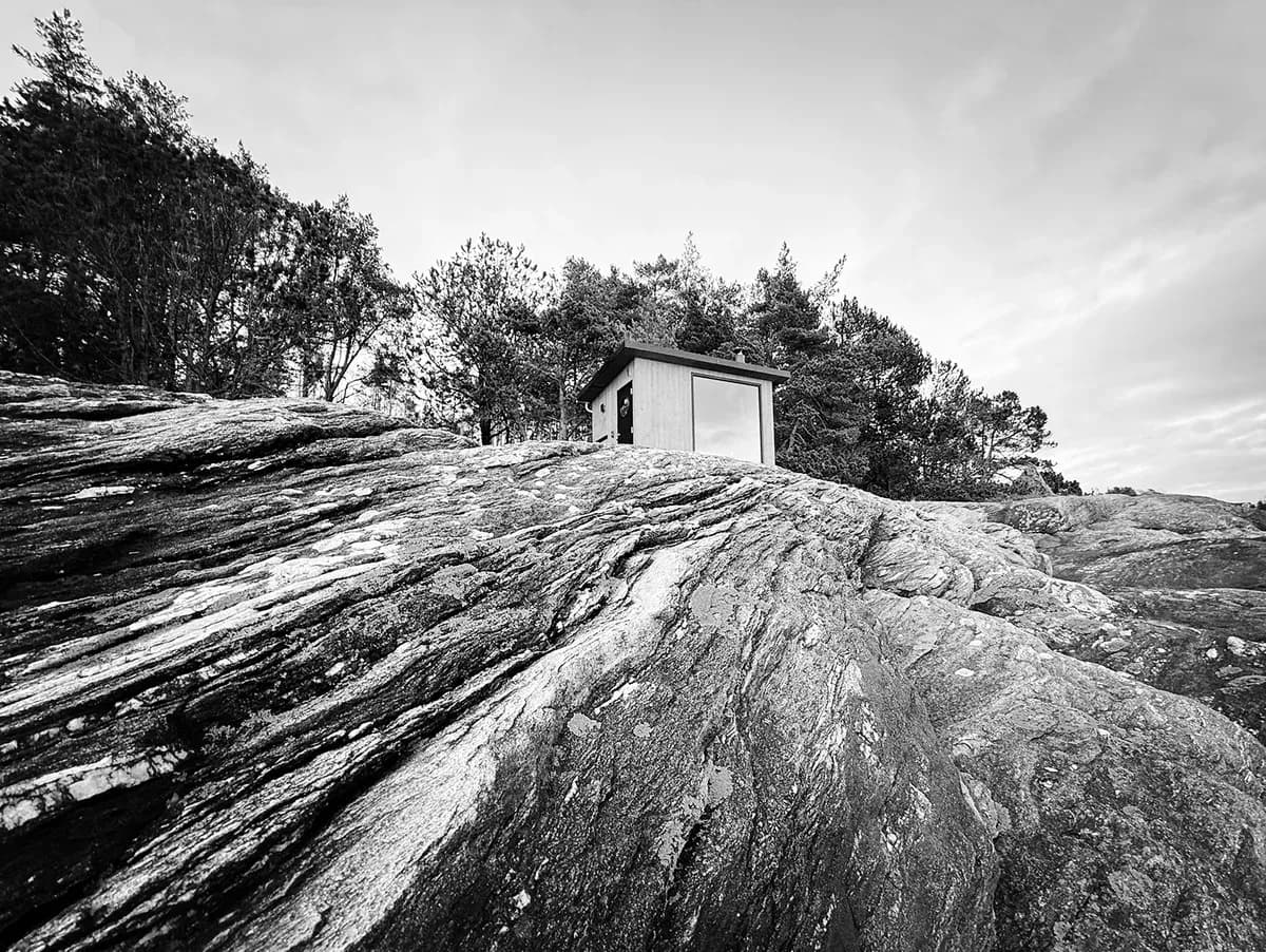 Haben Badstove – eksteriør på Talgje Haben Badstove på svaberget i Talgje, moderne badstue i skogkanten ved sjøen