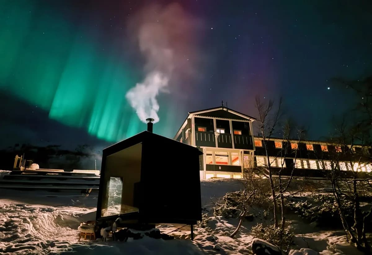 Besseggen Sauna med nordlys og røyk fra pipa ved Gjendesheim i Tessanden