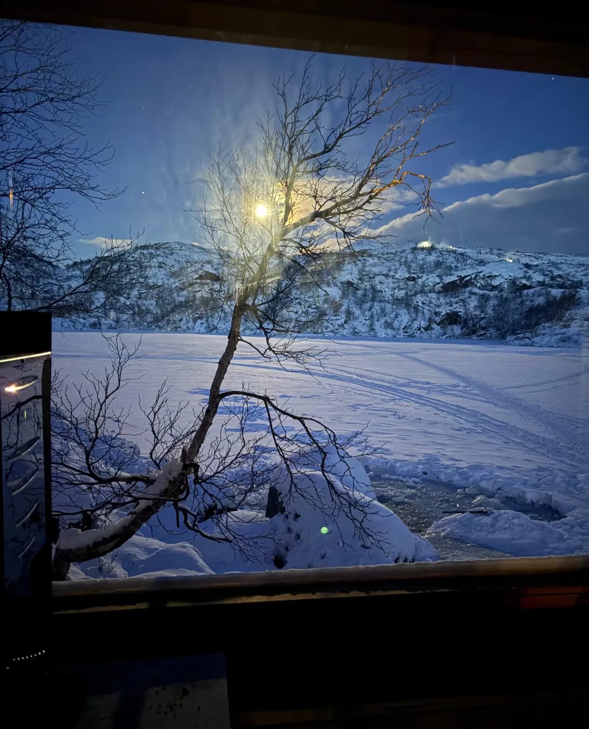 Booksauna Helga "den lune" - Sirdal – utsikt Utsikt gjennom badstuvinduet mot et islagt vann og snødekte fjell
