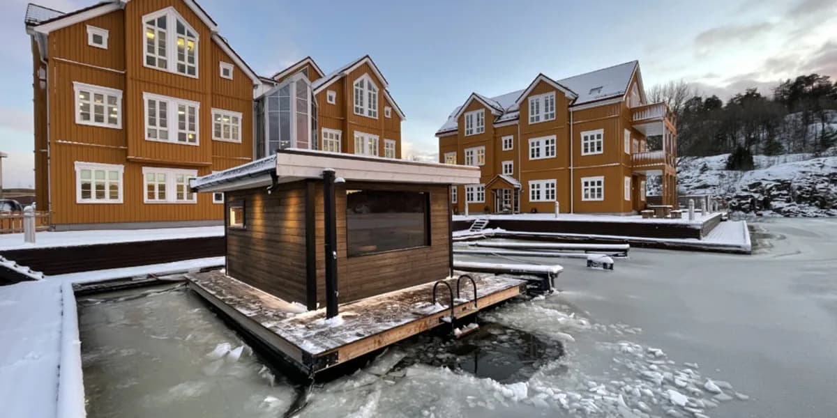 Flytende badstue ved Danholmen i Tønsberg, vinterlandskap med is og gule bygninger