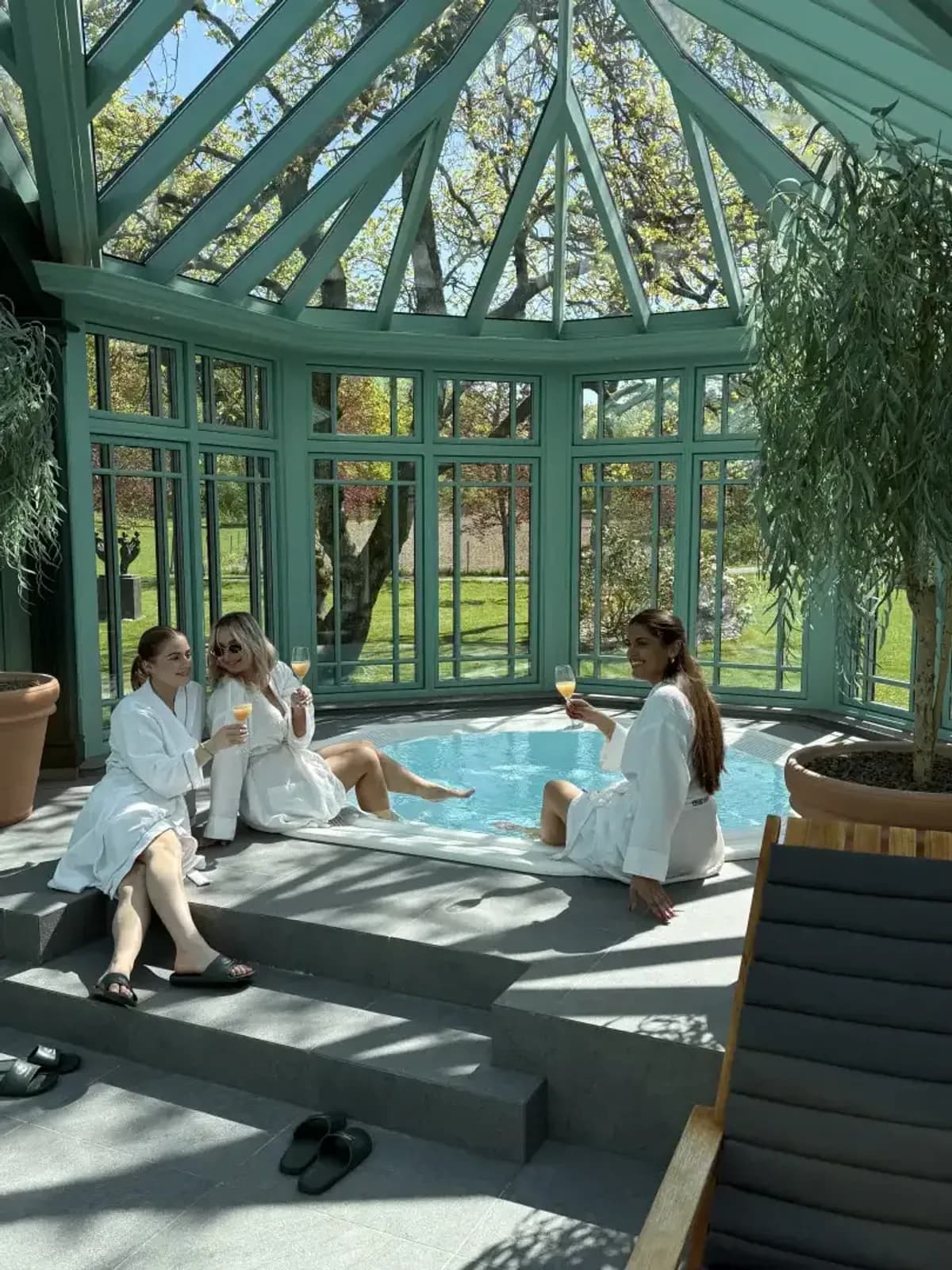 Spa-avdelingen på Engø Gård med boblebad under glasstak i conservatory-stil, Tjøme
