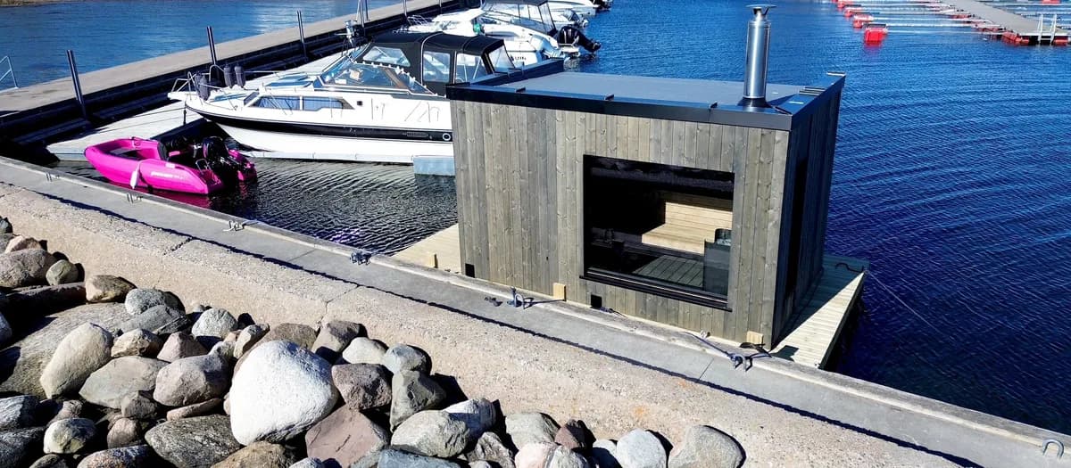 Klopp Sauna flytende badstue ved Klopp Båthavn i Tønsberg sett utenfra
