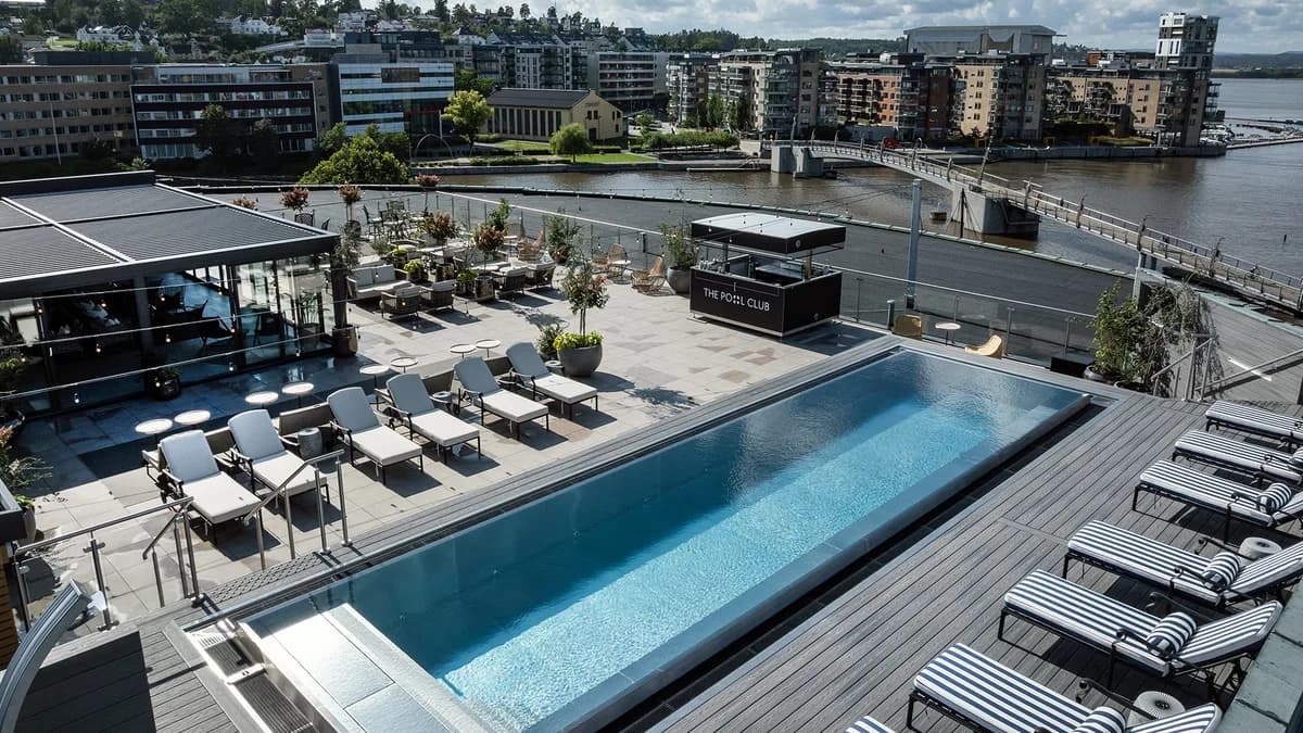 Takterrasse med oppvarmet basseng og solsenger på The Pool Club, Quality Hotel Tønsberg