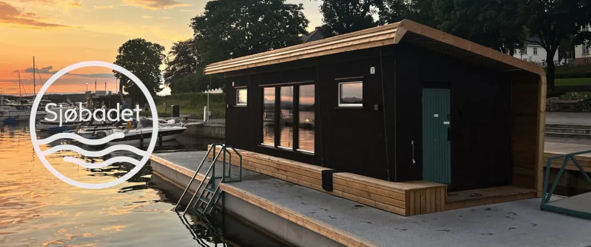 Sjøbadet Badstue i Tønsberg ved solnedgang, flytende badstue på brygga med sjøtilgang