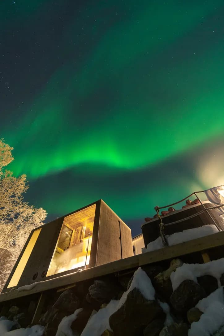 Nordlys over badstuen og boblebadet hos Steam Pier i Tromsø