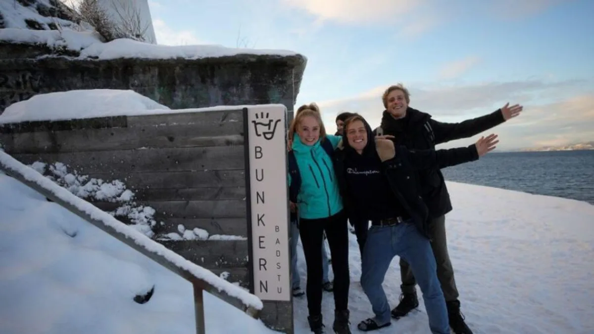Bunker Sauna – eksteriør ved fjorden Bunker Sauna i Trondheim sett utenfra med skilt, bunker og Trondheimsfjorden i bakgrunnen