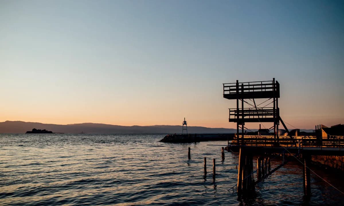 Sjøbadet i Trondheim ved solnedgang med stupetårn og utsikt over fjorden