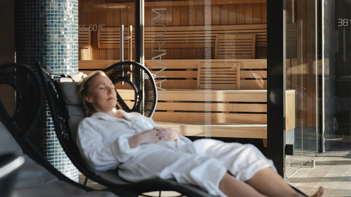 Avslapning foran badstue med glassvegg på Kulpen Spa, Skistar Lodge Trysil