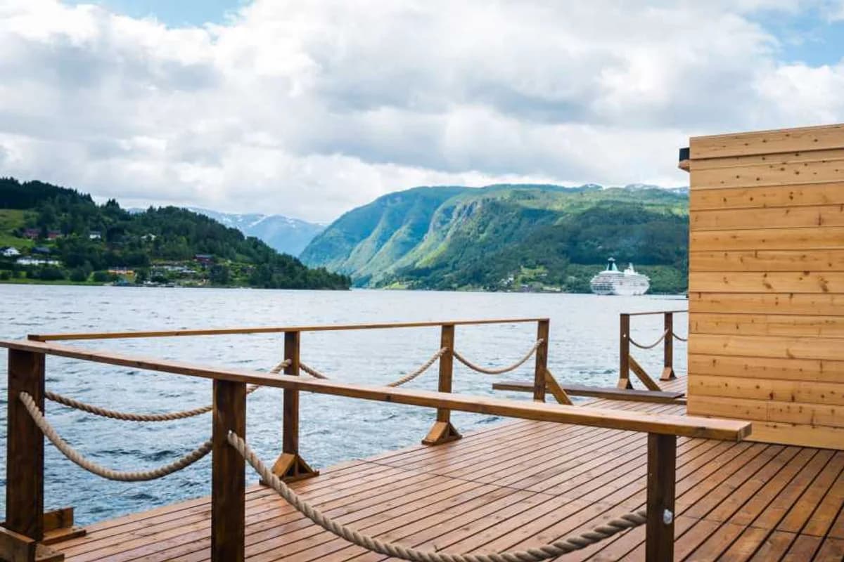 Terrasse med utsikt over Hardangerfjorden fra Hardangerfjord Sauna i Ulvik