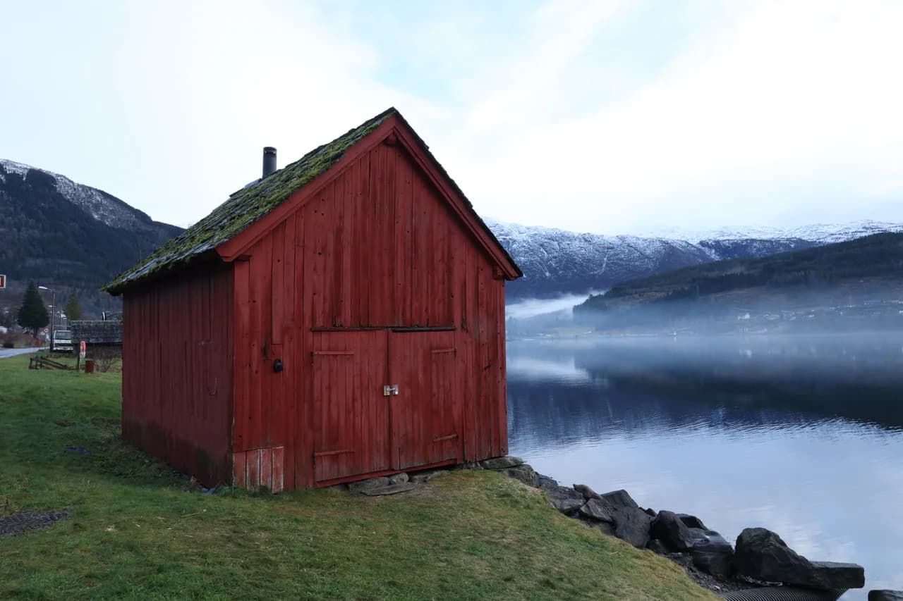 Laugarstovo vedfyrt sauna i Ulvik, Hardanger – historisk trehus som badstu ved fjorden