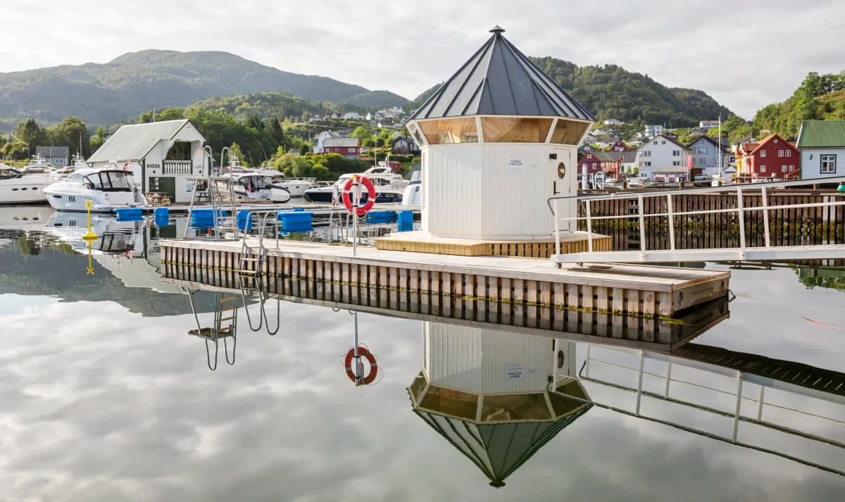 Tysnes Fyrstove sett utenfra ved Våge Gjestehamn, fyrtårnformet badstue på brygga
