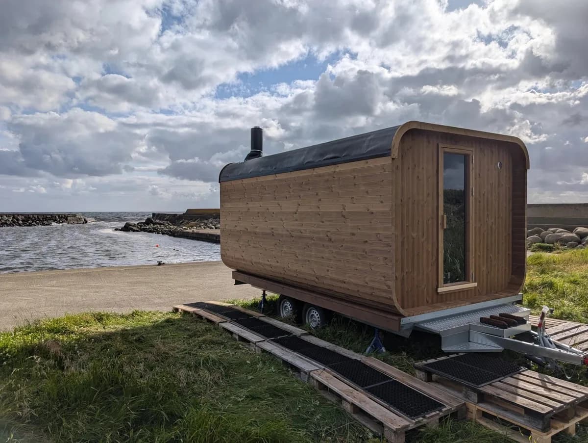 Vedfyrt badstue ved sjøen hos Jæren Sauna, Madland Havn i Varhaug