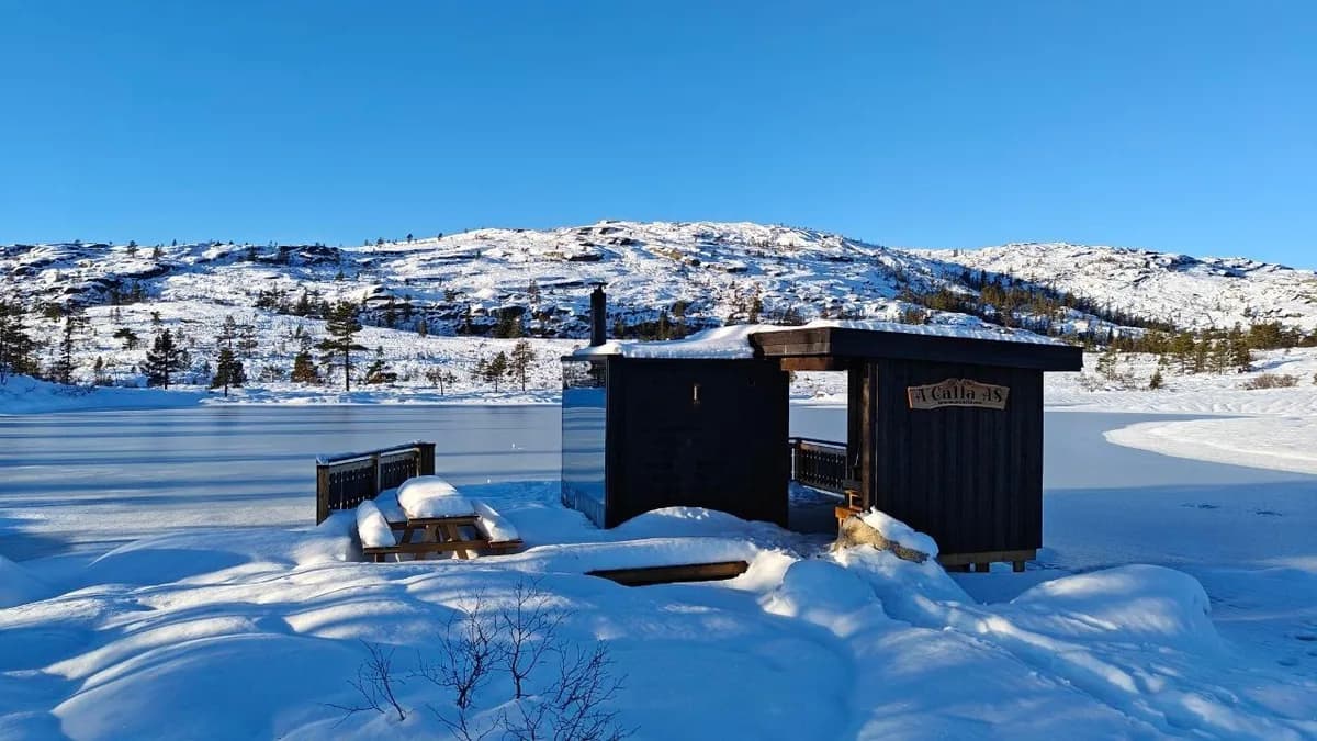 Mirror Sauna i Vrådal omgitt av snø med fjellutsikt over Tverrfjell på vinteren